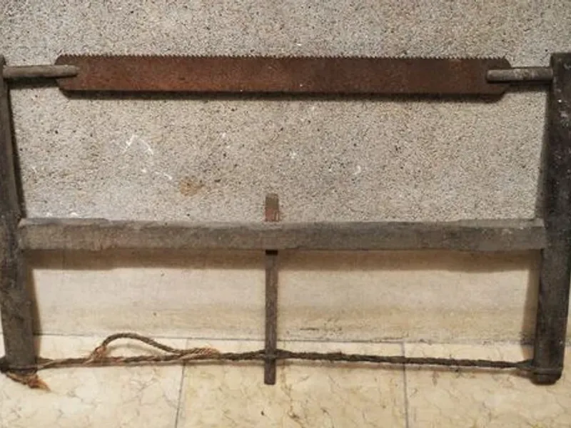 Serrote antigo de carpinteiro ou de 2 pessoas