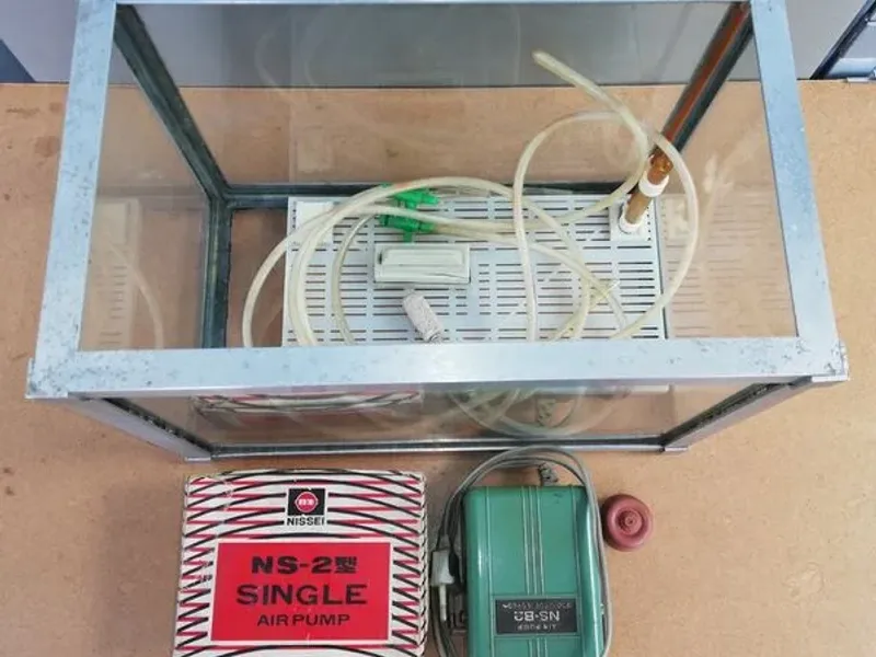 Aquário com bomba de ar e alguns acessórios 