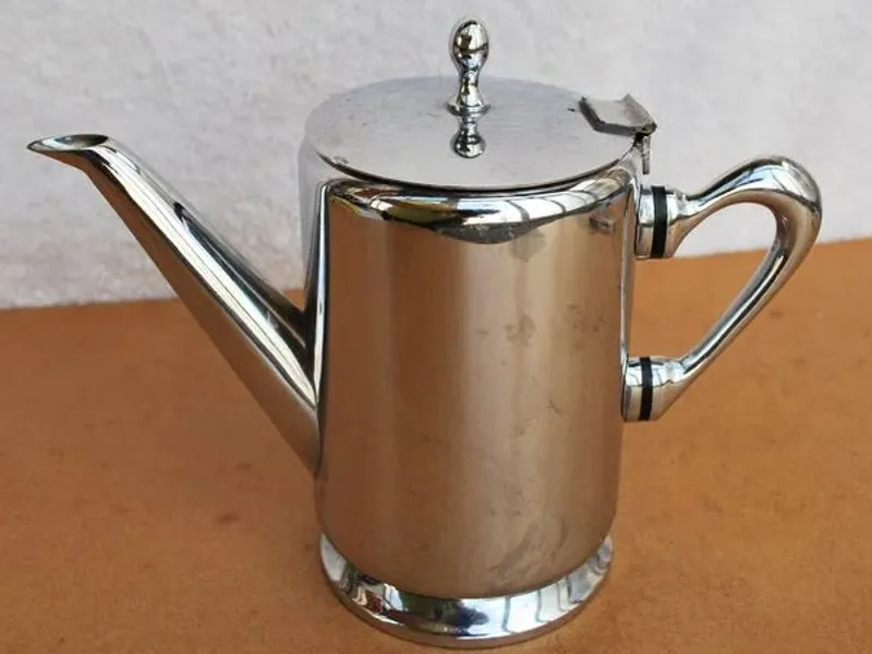 Bule metálico com 14 cms 