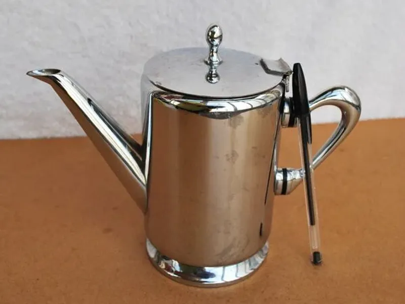 Bule metálico com 14 cms 