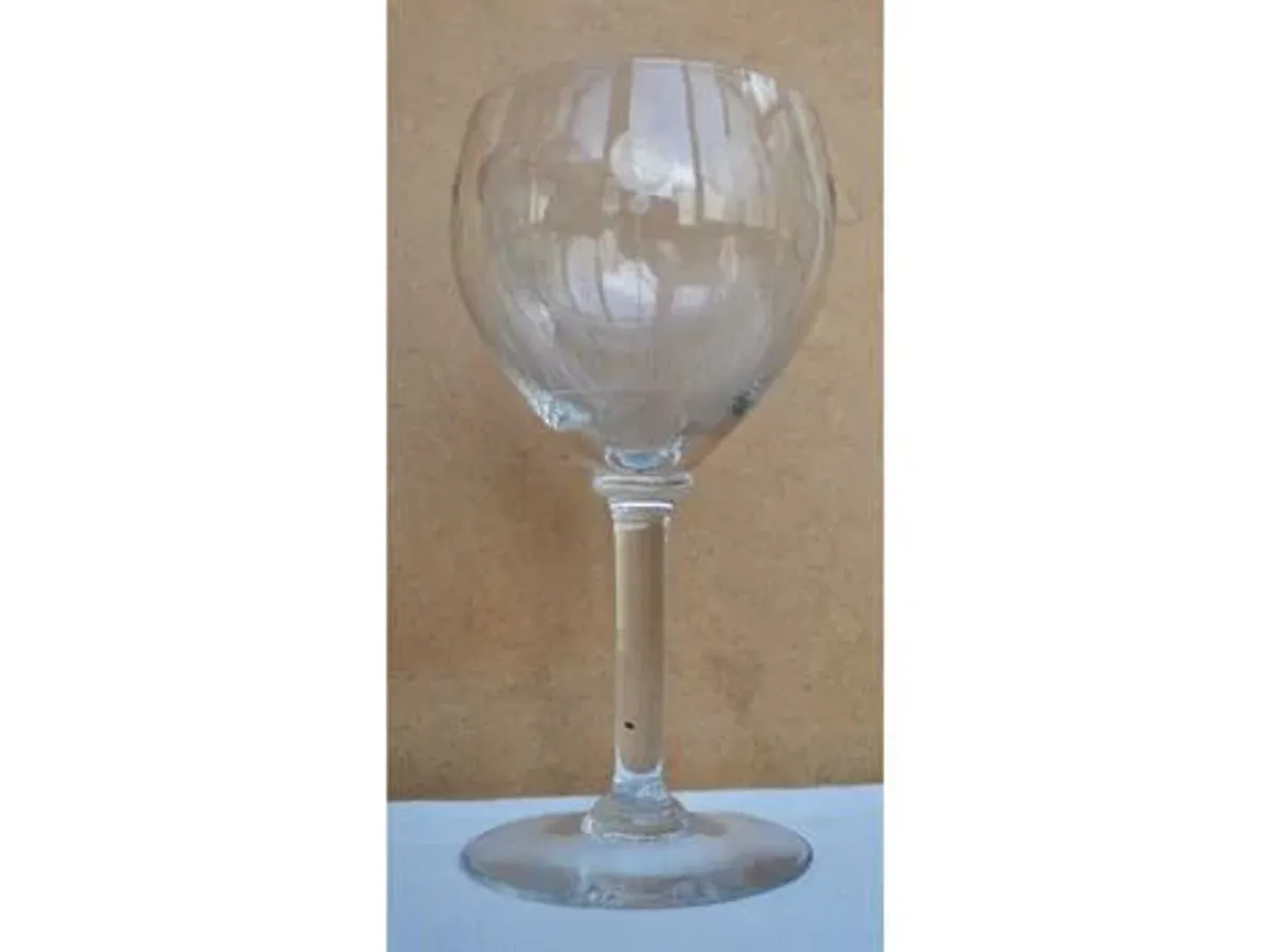 Copo de pé alto gravado 