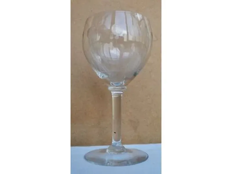 Copo de pé alto gravado 