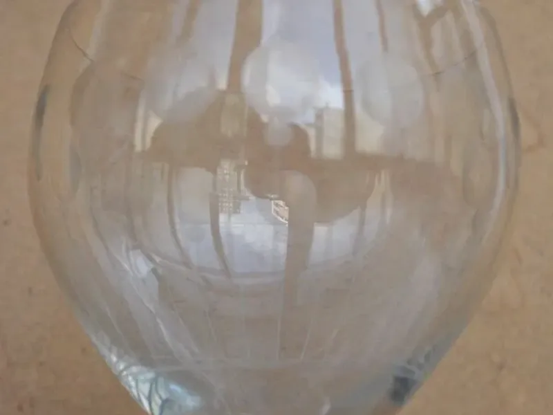 Copo de pé alto gravado 