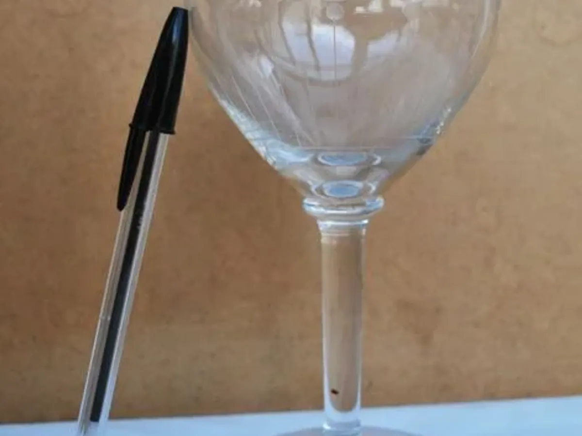 Copo de pé alto gravado 