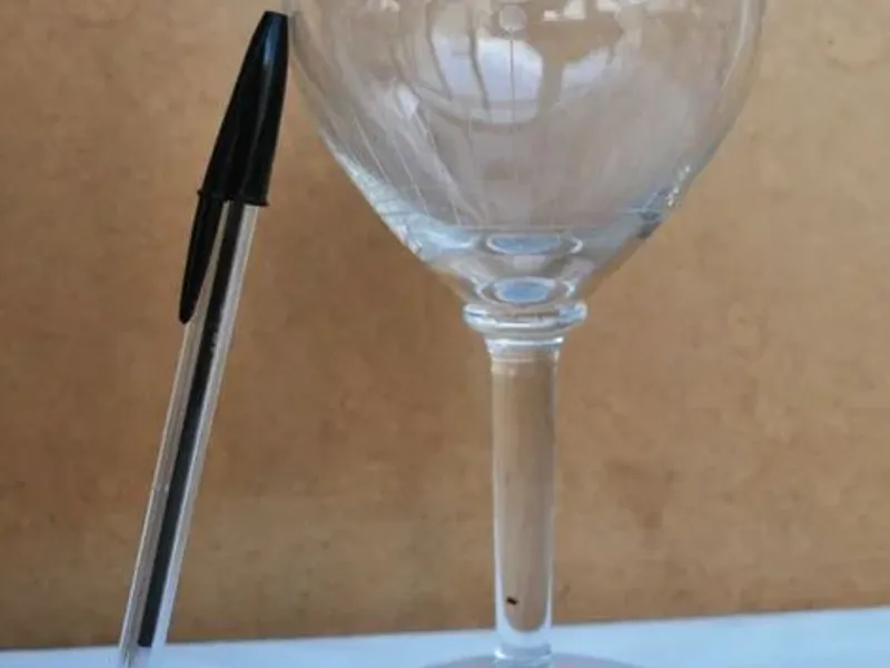 Copo de pé alto gravado 