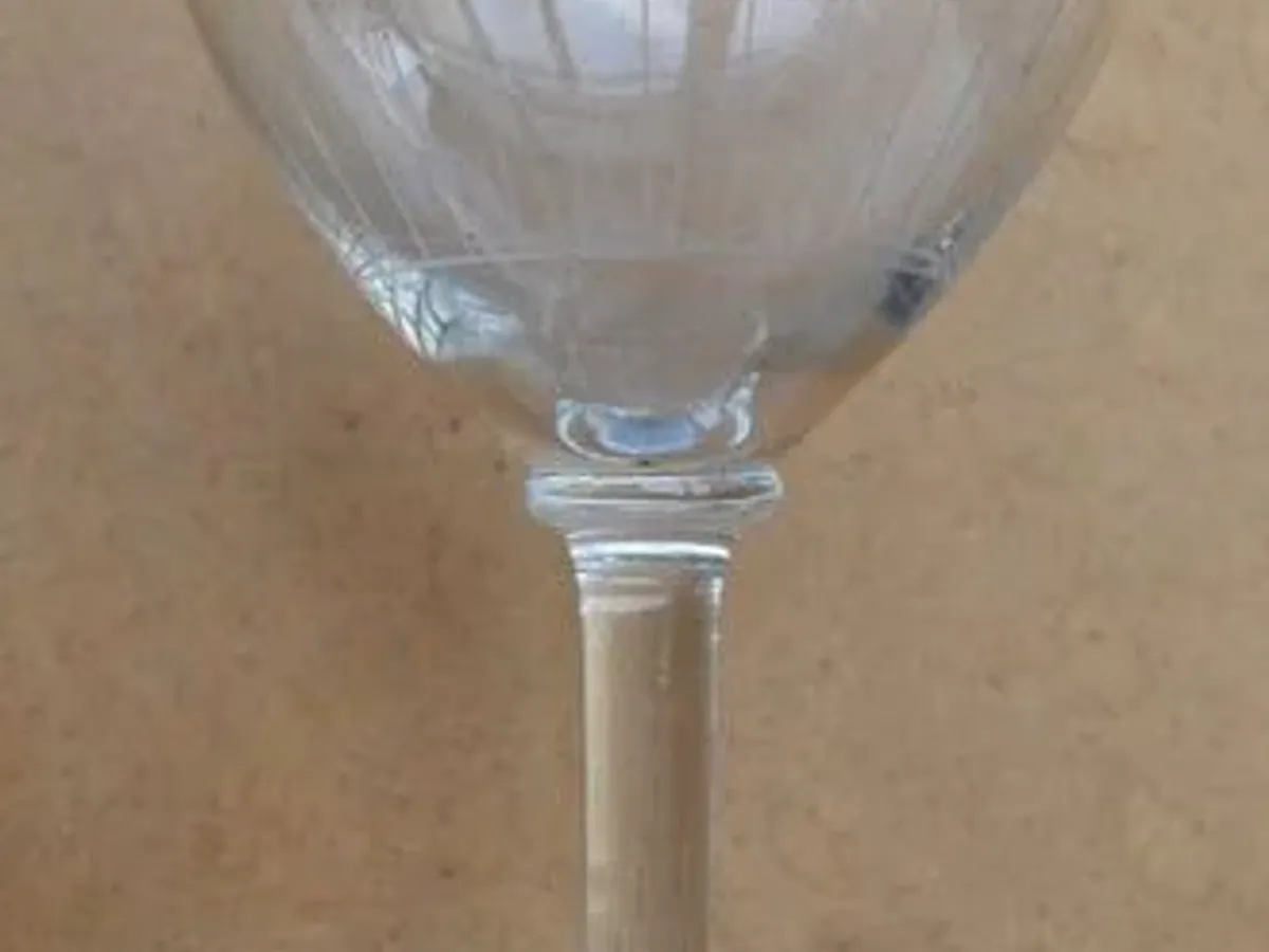 Copo de pé alto gravado 