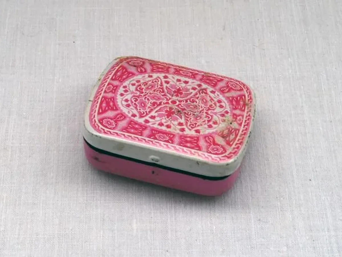 Pequena caixa metálica para comprimidos 