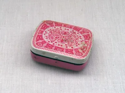 Pequena caixa metálica para comprimidos 