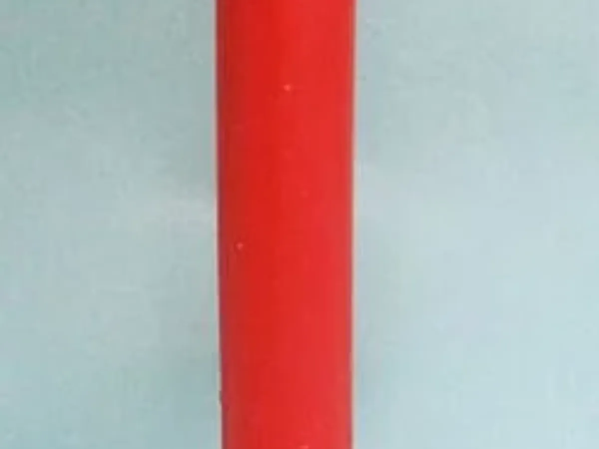 Suporte para vela com vela vermelha 