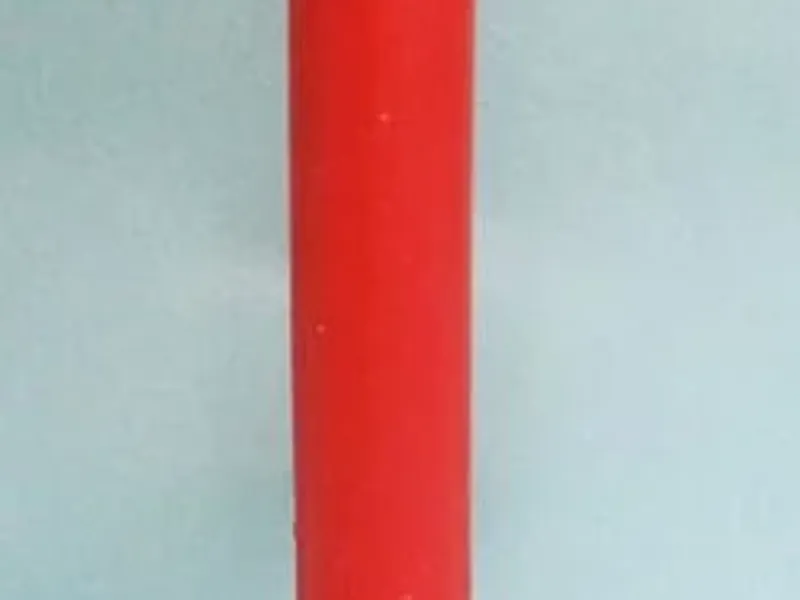 Suporte para vela com vela vermelha 