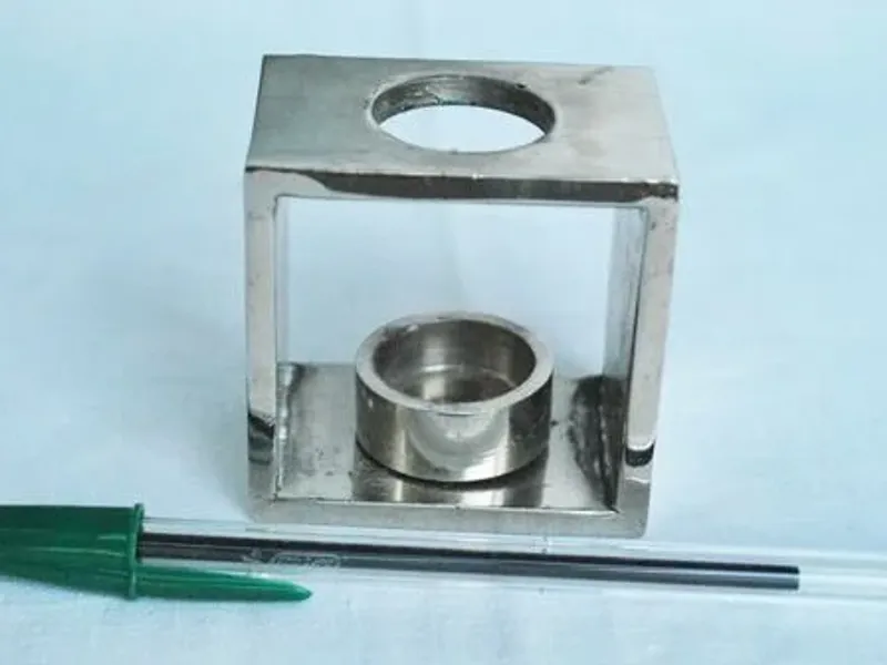 Suporte para vela com vela vermelha 