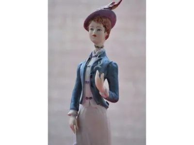 Estatueta pintada à mão com 24 cms 