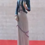 Estatueta pintada à mão com 24 cms  2