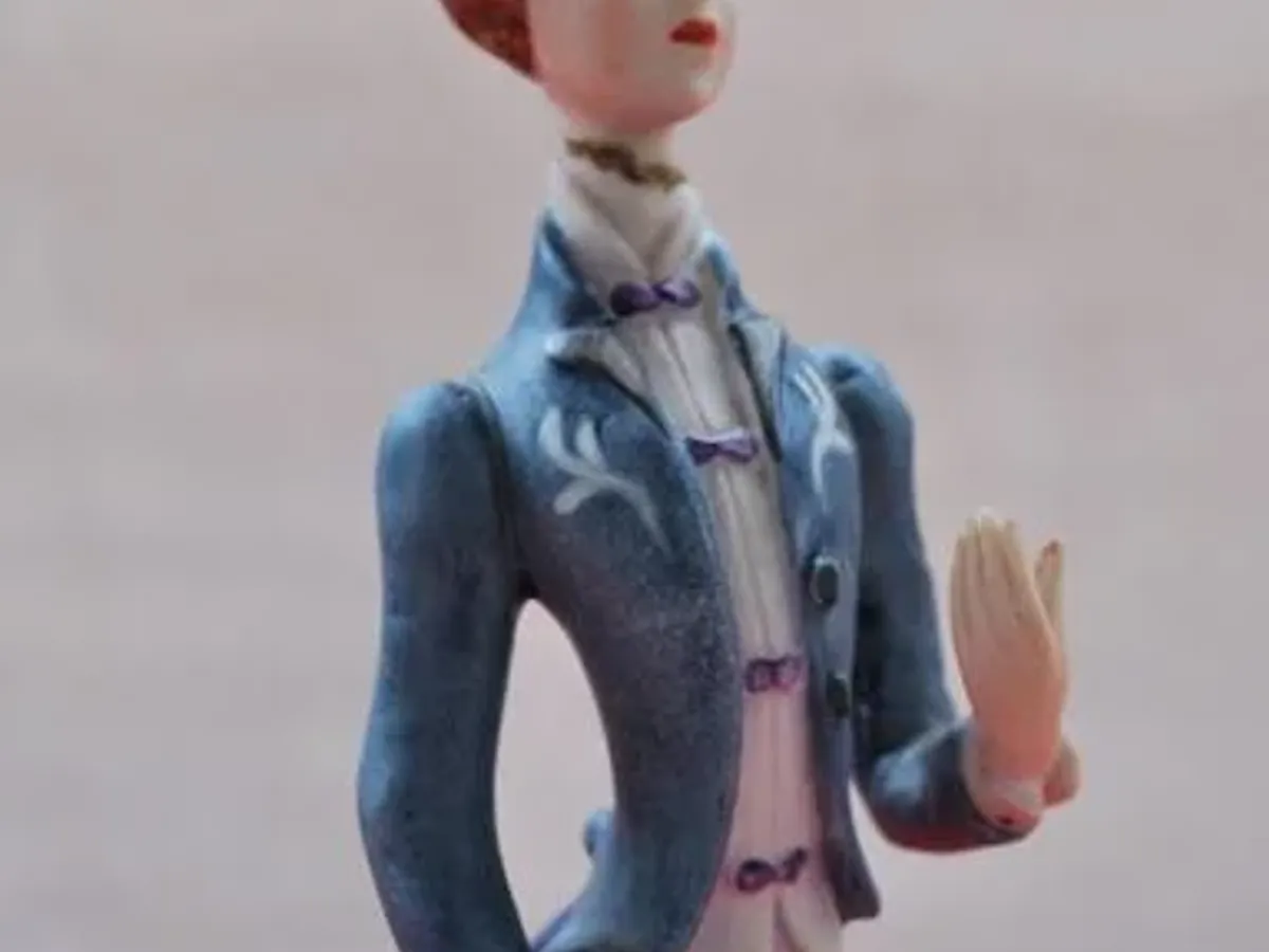 Estatueta pintada à mão com 24 cms 