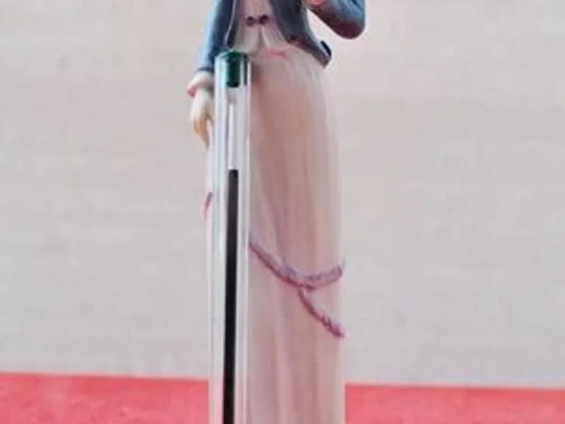 Estatueta pintada à mão com 24 cms 