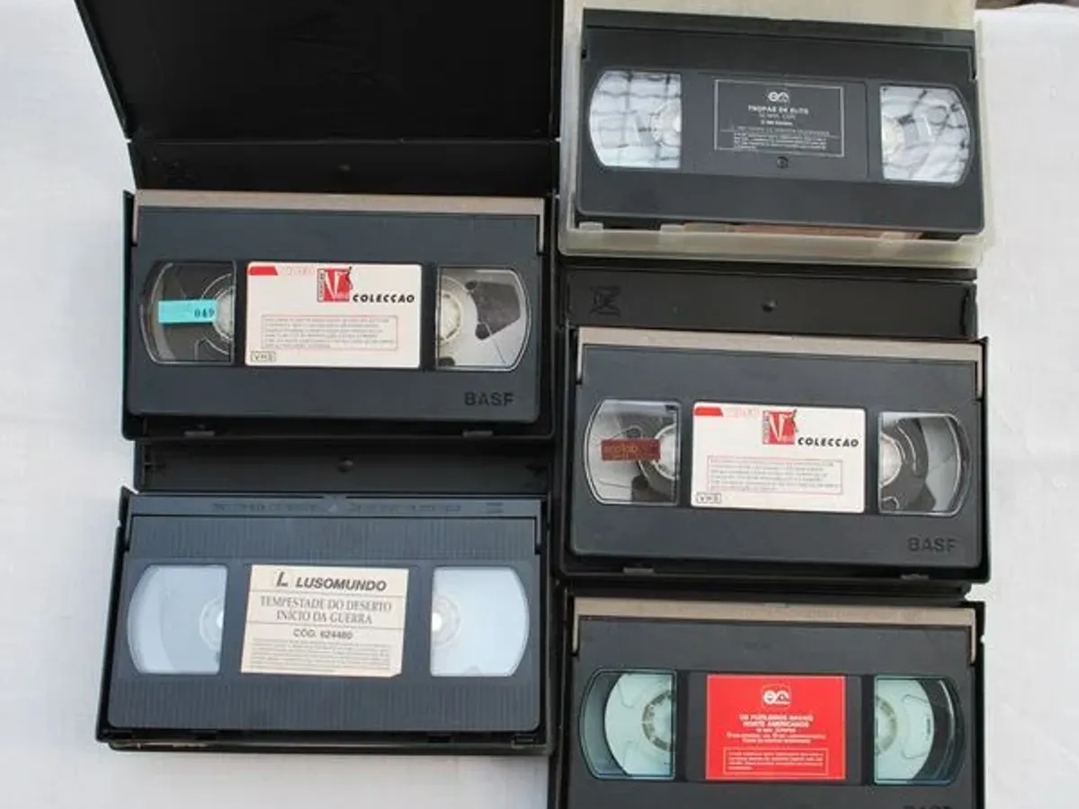 Cassetes VHS de temas militares 