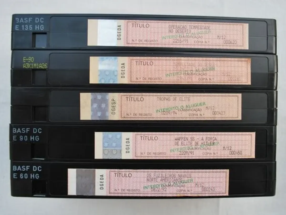 Cassetes VHS de temas militares 