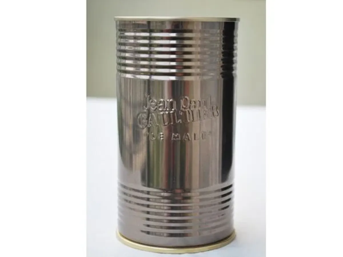 Lata de perfume “Le Male” de Jean Paul Gaultier