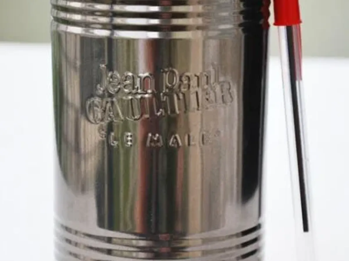 Lata de perfume “Le Male” de Jean Paul Gaultier