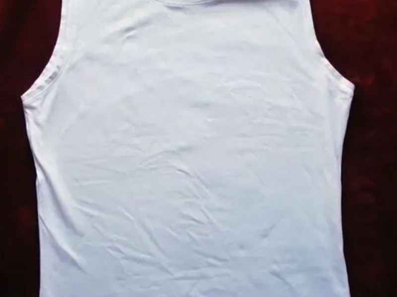 T-shirt branca de alças 