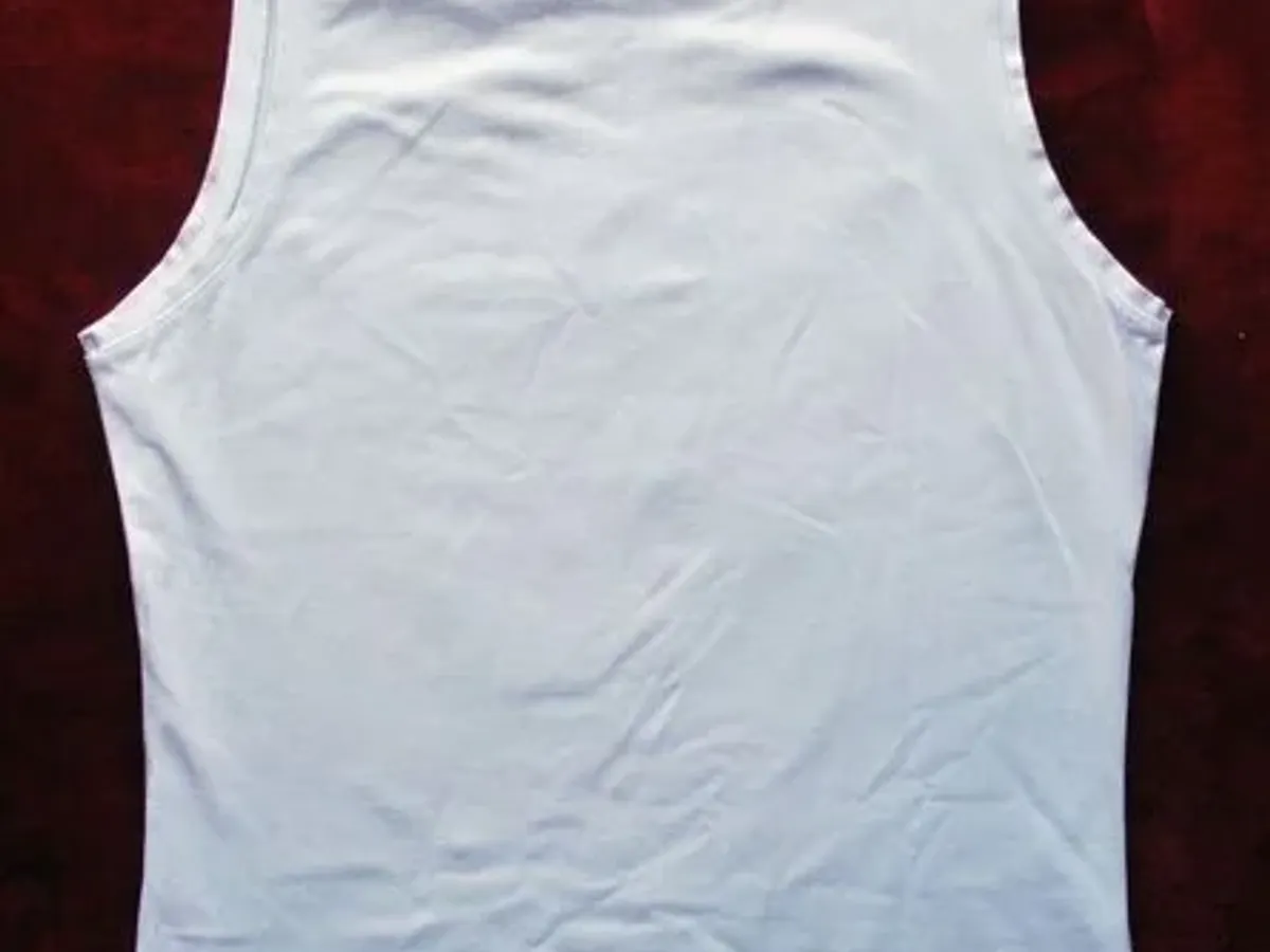 T-shirt branca de alças 