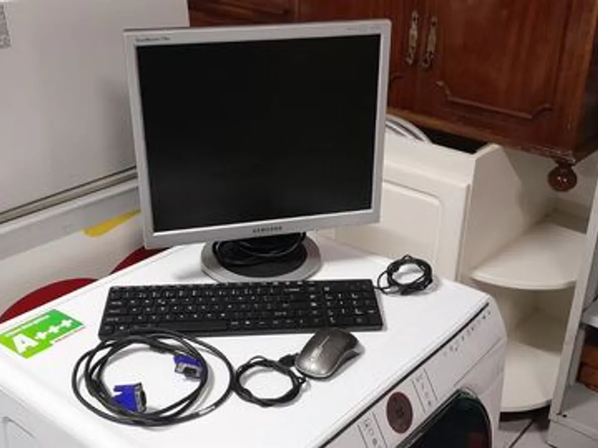 Monitor, teclado e rato