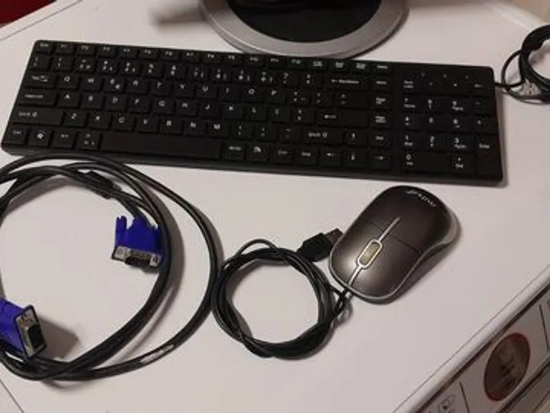 Monitor, teclado e rato