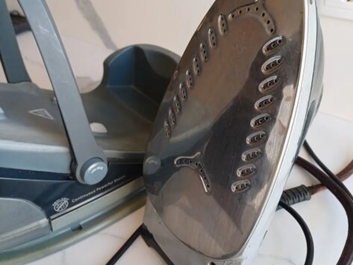 Ferro de engomar caldeira Clatronic 2400W 