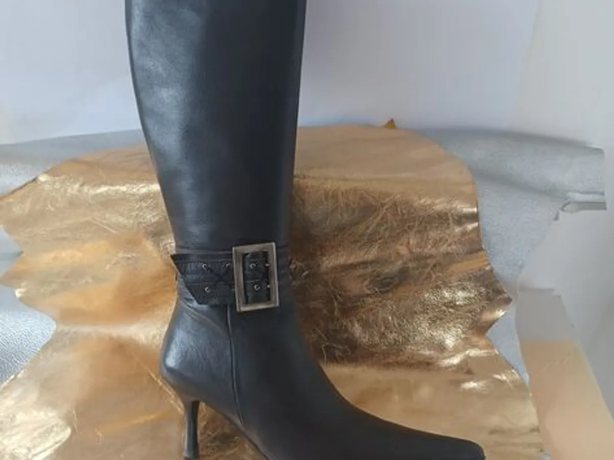 Vendo Botas de cano alto em couro 