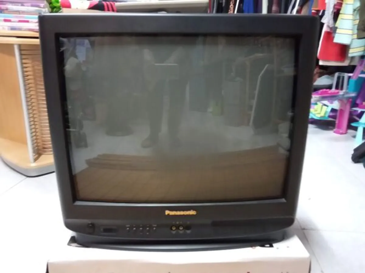 televisão color com comando 