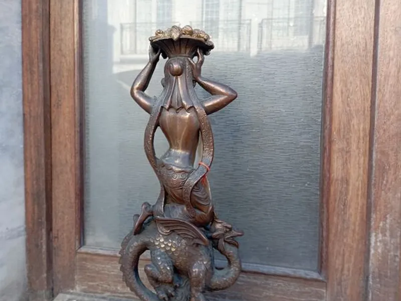 estatueta Deusa em marfinite 