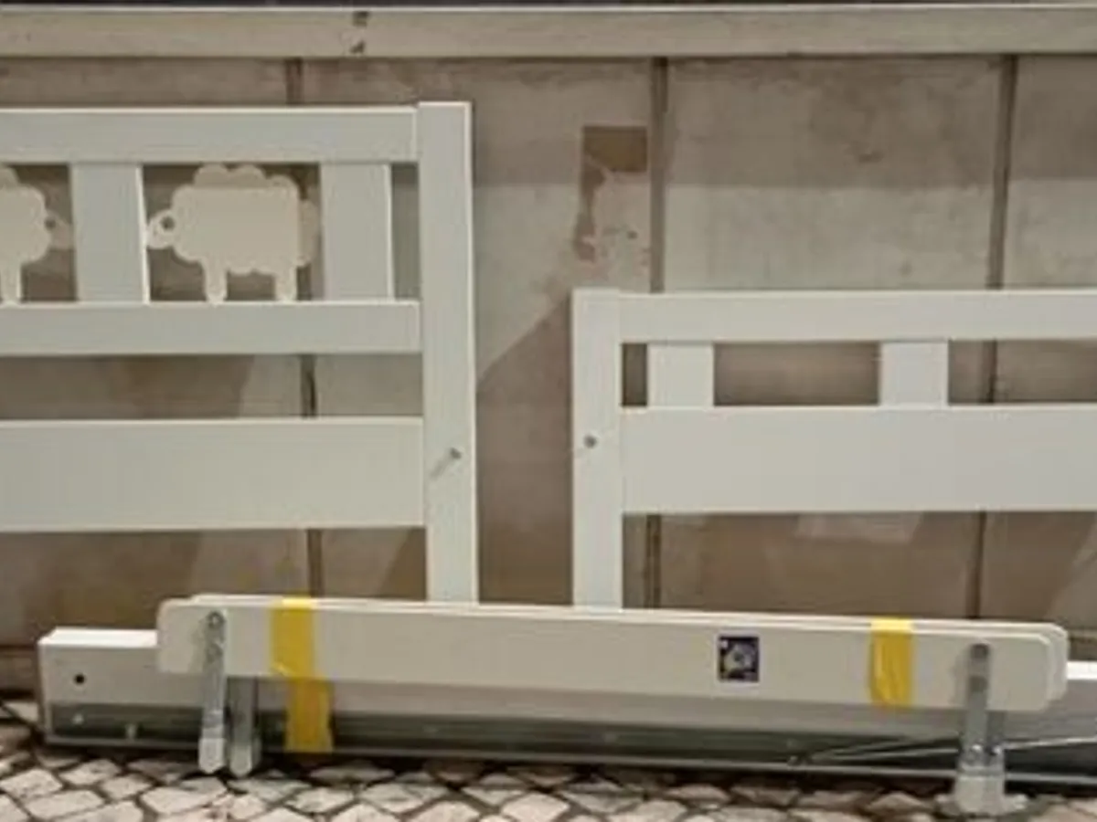 cama madeira e colchão, de criança 