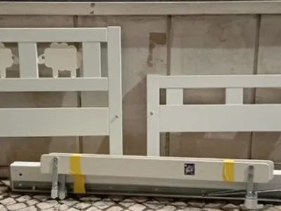 cama madeira e colchão, de criança 