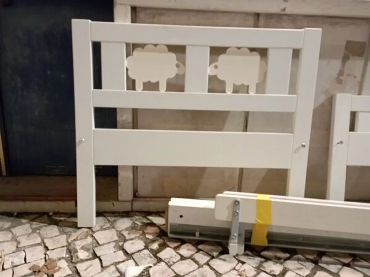 cama madeira e colchão, de criança 