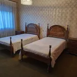 2 Camas de solteiro e2  mesinhas de cabeceira  1