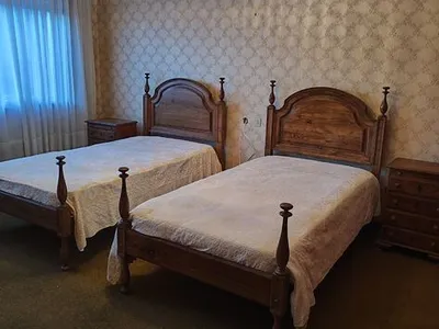 2 Camas de solteiro e2  mesinhas de cabeceira 