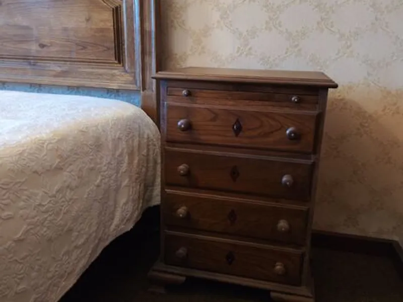 2 Camas de solteiro e2  mesinhas de cabeceira 