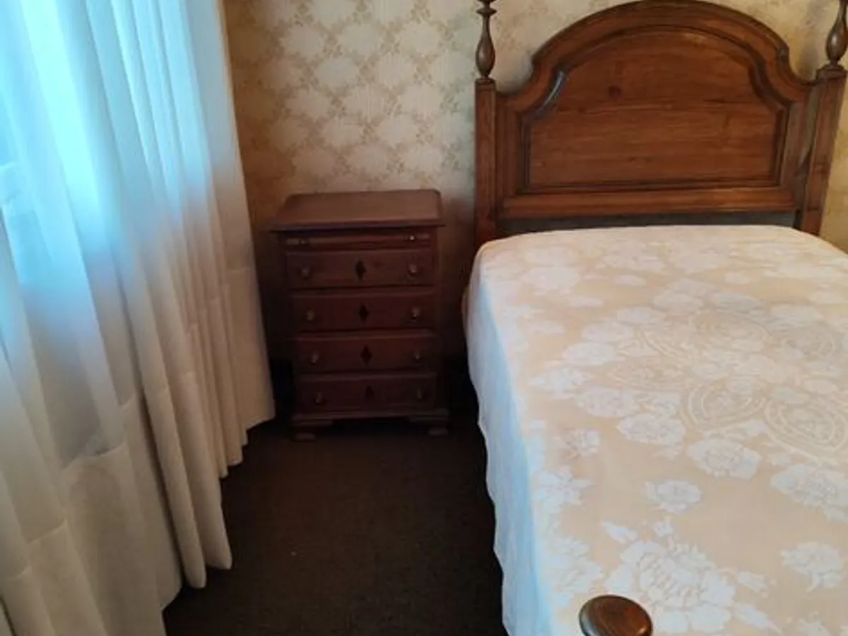 2 Camas de solteiro e2  mesinhas de cabeceira 