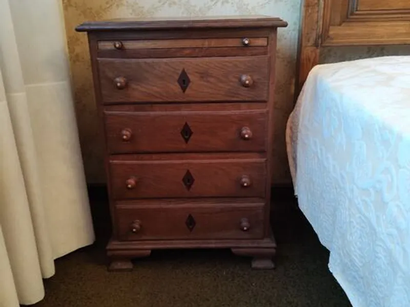 2 Camas de solteiro e2  mesinhas de cabeceira 