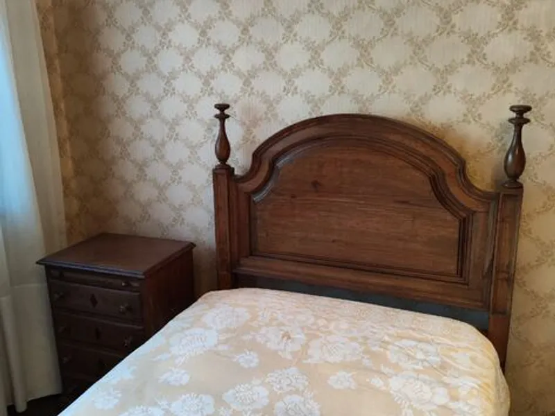 2 Camas de solteiro e2  mesinhas de cabeceira 