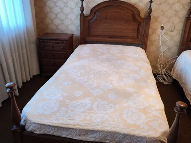 2 Camas de solteiro e2  mesinhas de cabeceira 