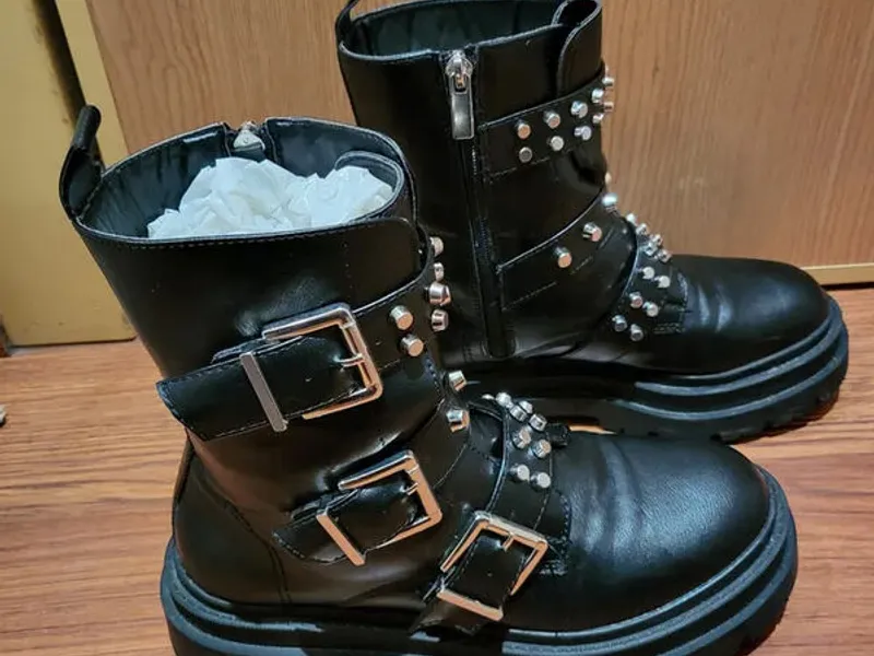 Botas góticas Stradivarius com tachas 38