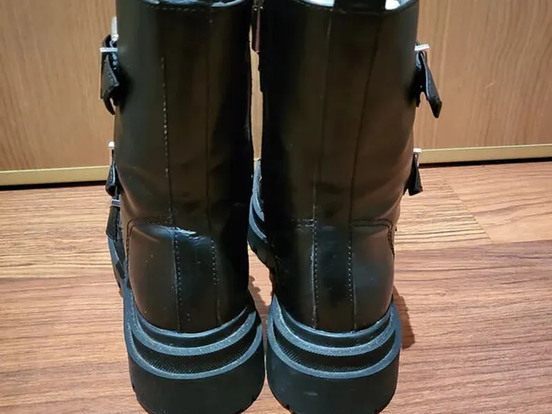 Botas góticas Stradivarius com tachas 38