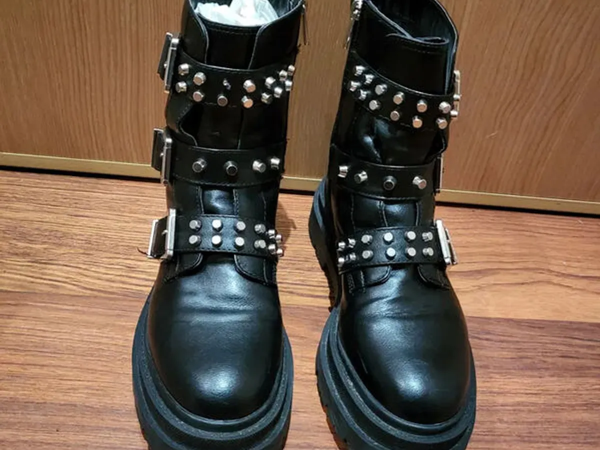 Botas góticas Stradivarius com tachas 38