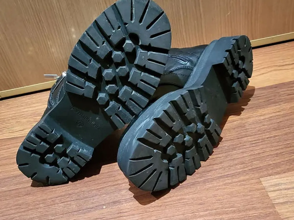 Botas góticas Stradivarius com tachas 38