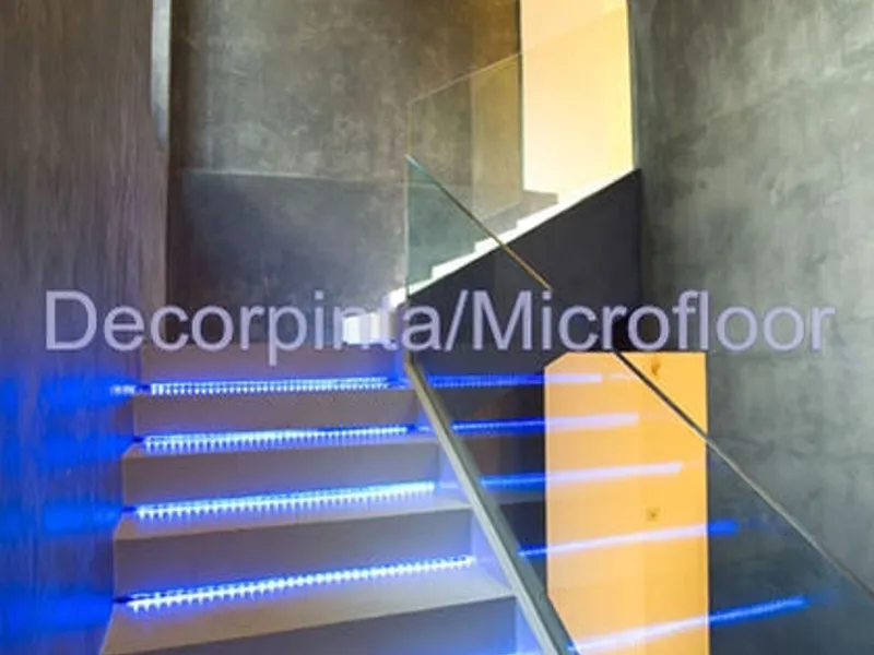 Pintor e tecto falso.