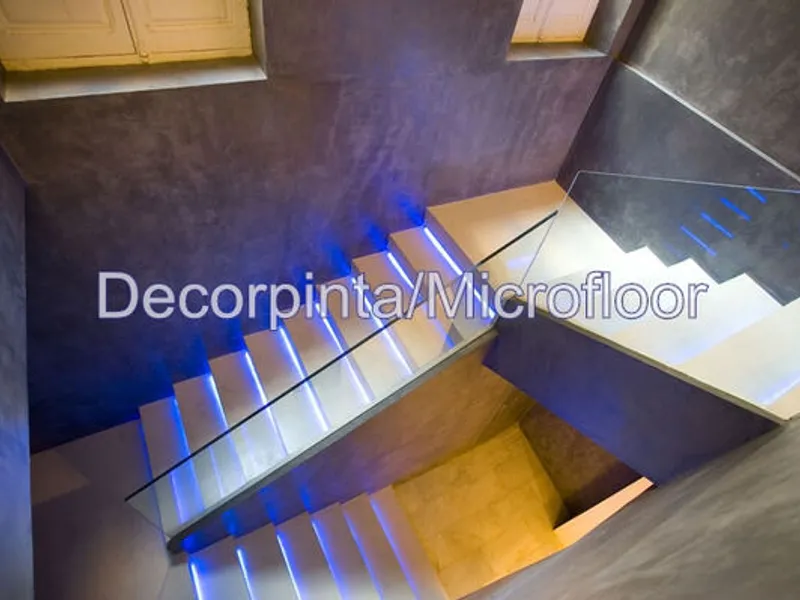 Pintor e tecto falso.