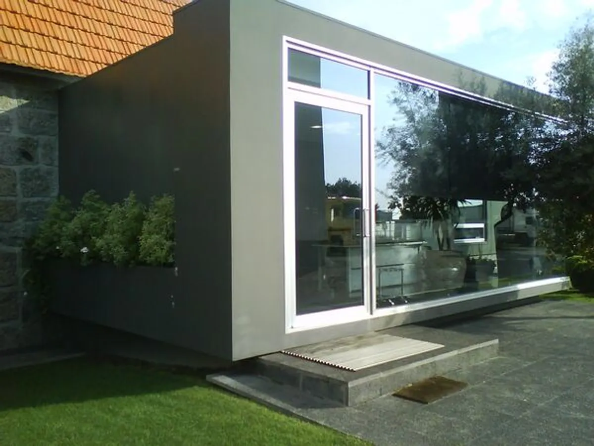 Pintor e tecto falso.