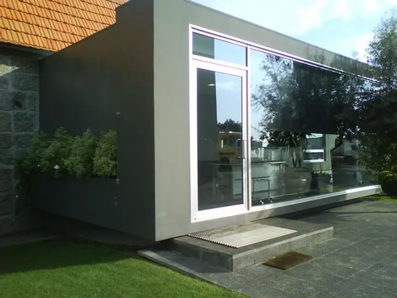 Pintor e tecto falso.