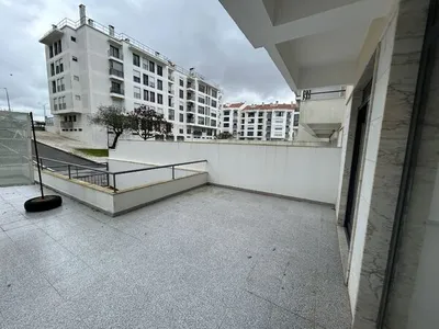 Magnífica loja com terraço e parqueamentos